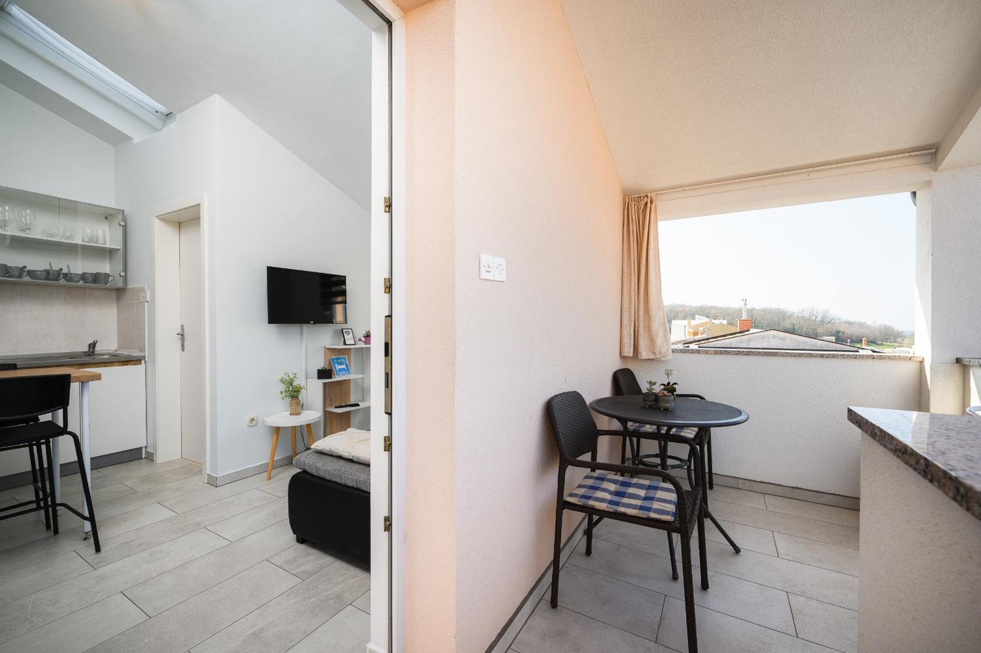 Charming Apartments Rose 1&2 With Pool Porec Bagian luar foto