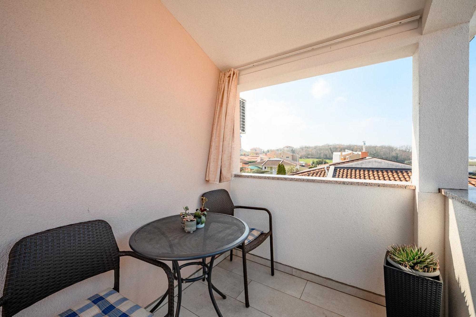 Charming Apartments Rose 1&2 With Pool Porec Bagian luar foto