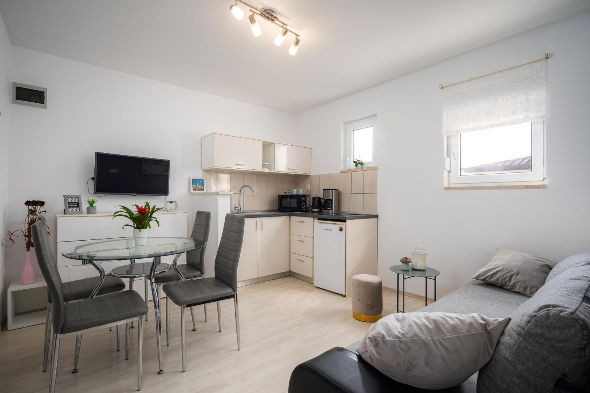 Charming Apartments Rose 1&2 With Pool Porec Bagian luar foto