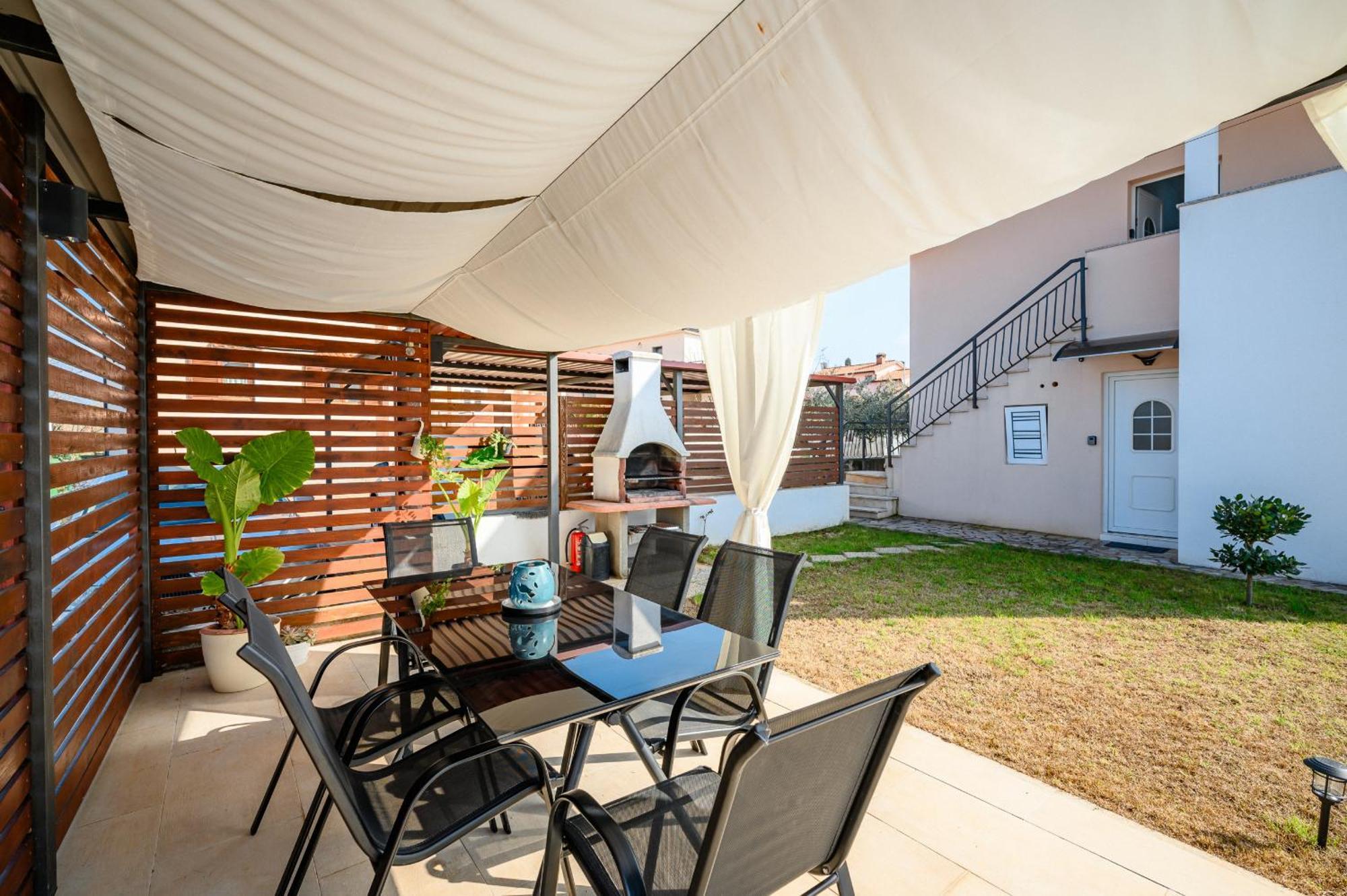 Charming Apartments Rose 1&2 With Pool Porec Bagian luar foto