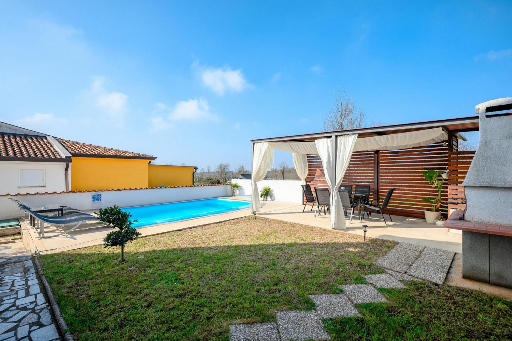 Charming Apartments Rose 1&2 With Pool Porec Bagian luar foto