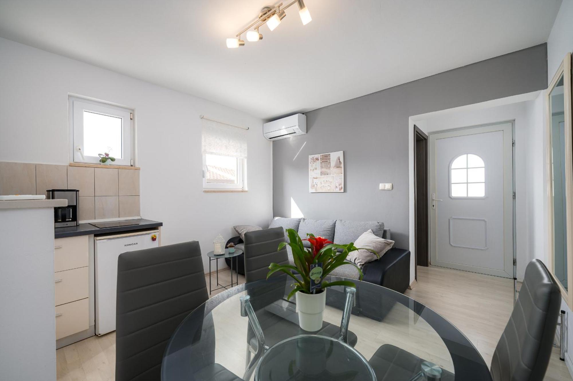 Charming Apartments Rose 1&2 With Pool Porec Bagian luar foto